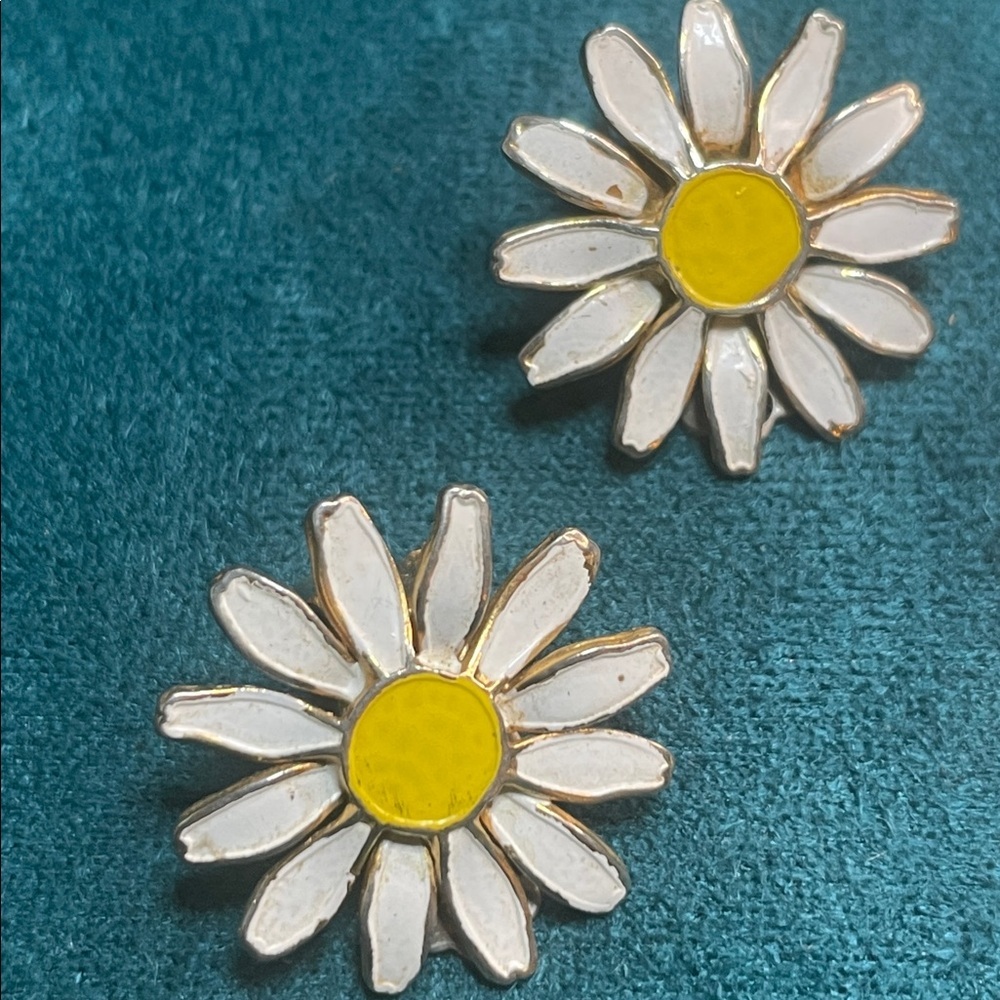 Vintage Enamel White and Yellow Daisy Brooch and Earrings Set - Picture 4 of 9